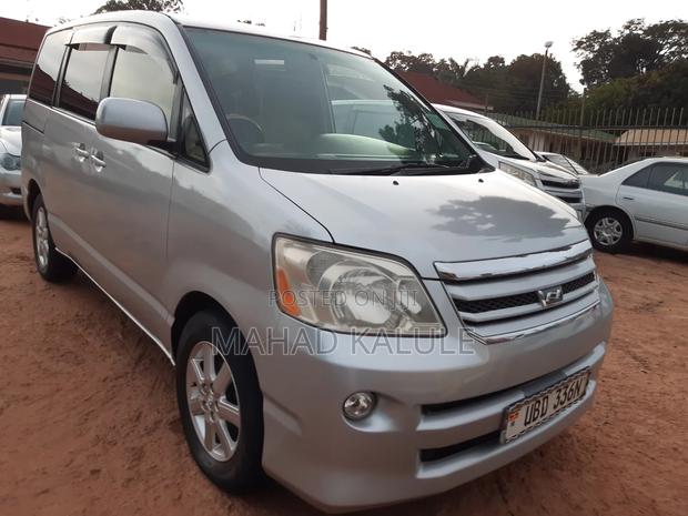 Toyota Noah 2005 Silver