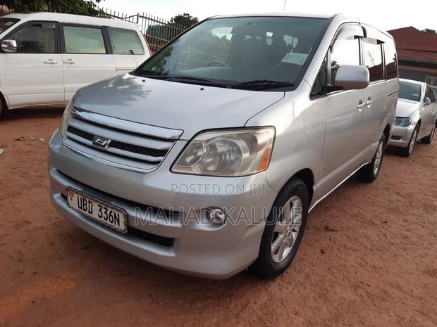 Toyota Noah 2005 Silver