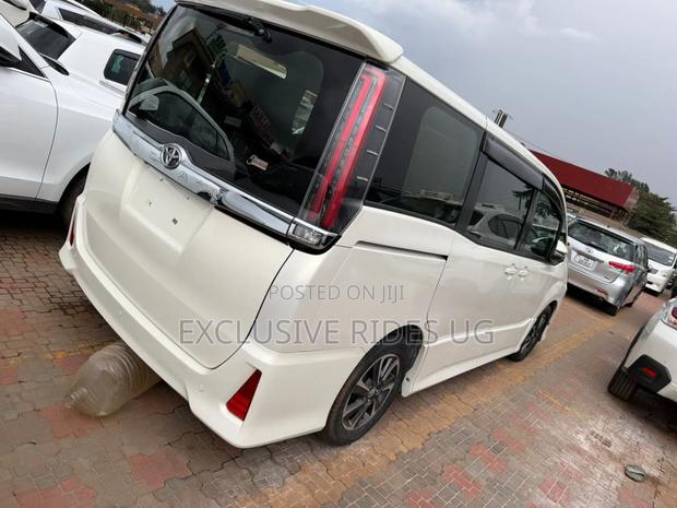 Toyota Noah 2.0 FWD (8 Seater) 2019 White