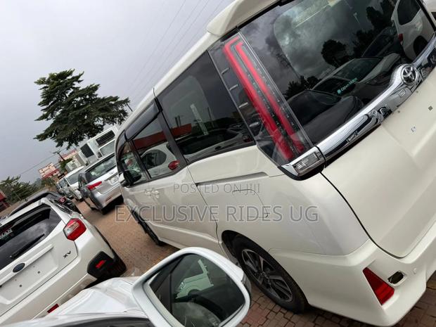 Toyota Noah 2.0 FWD (8 Seater) 2019 White