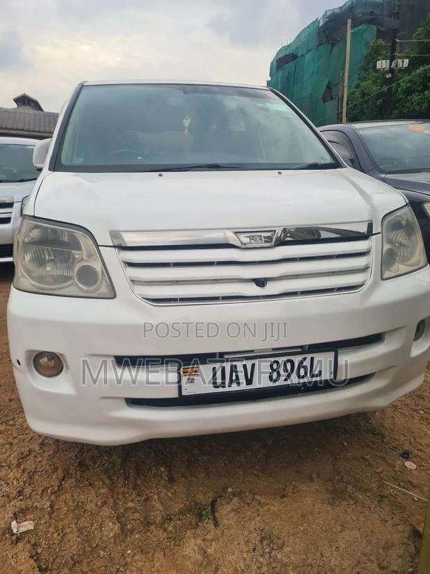 Toyota Noah 2005