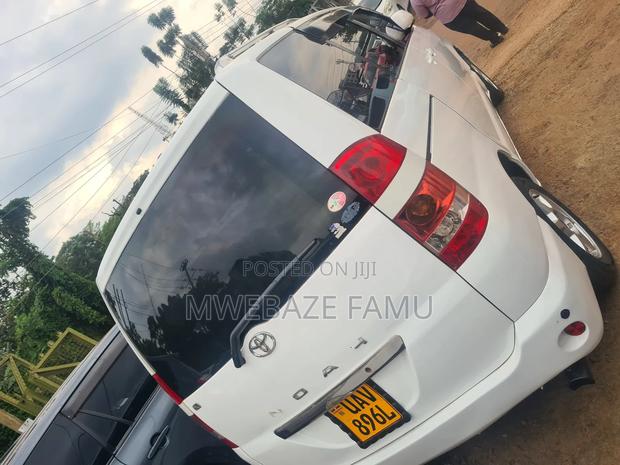 Toyota Noah 2005