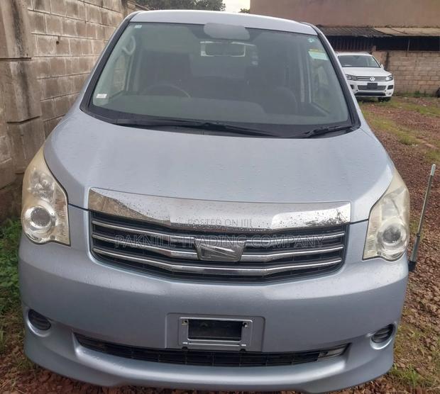 Toyota Noah 2012 Blue