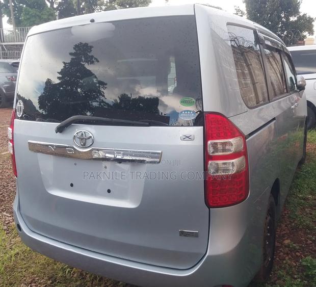 Toyota Noah 2012 Blue