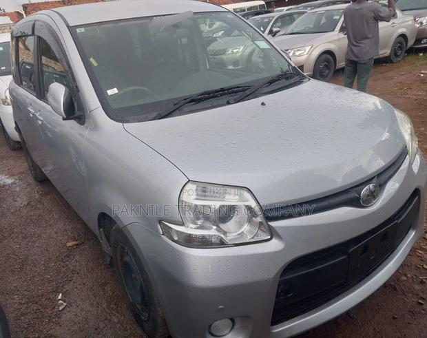 Toyota Sienta 2012 Silver