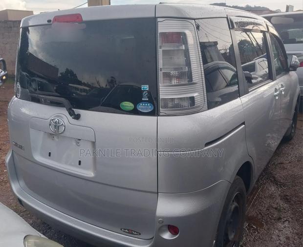 Toyota Sienta 2012 Silver