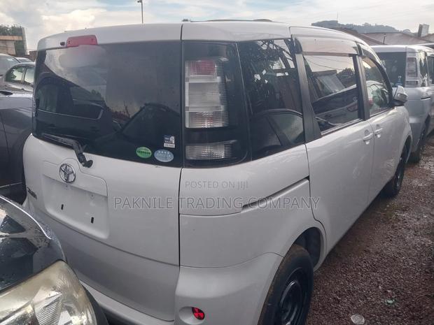 Toyota Sienta 2011 White