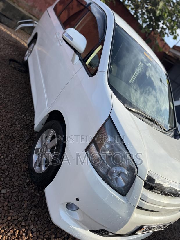 Toyota Noah 2.0 143hp AWD (8 Seater) 2009 White