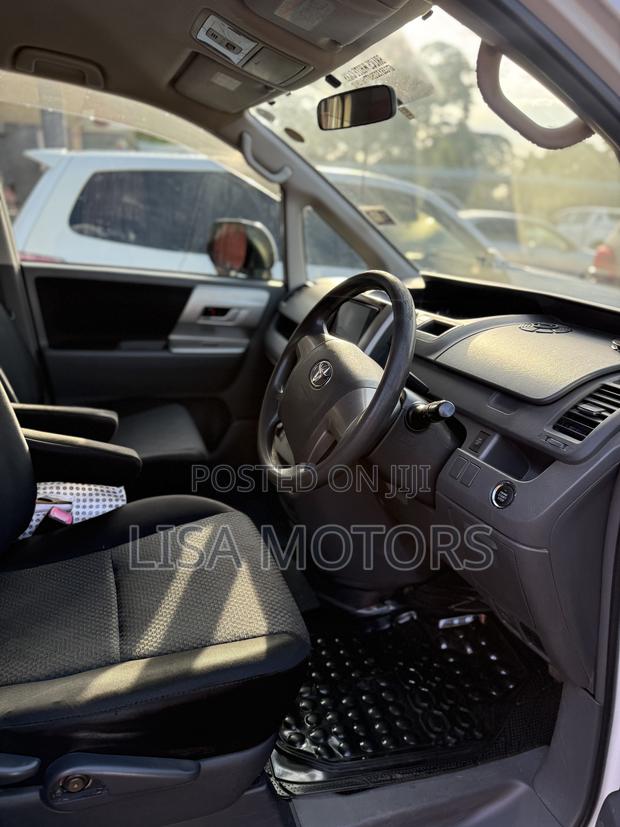 Toyota Noah 2.0 143hp AWD (8 Seater) 2009 White