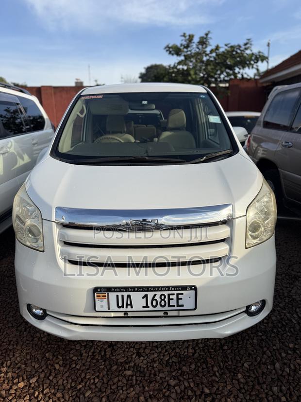 Toyota Noah 2.0 143hp AWD (8 Seater) 2009 White