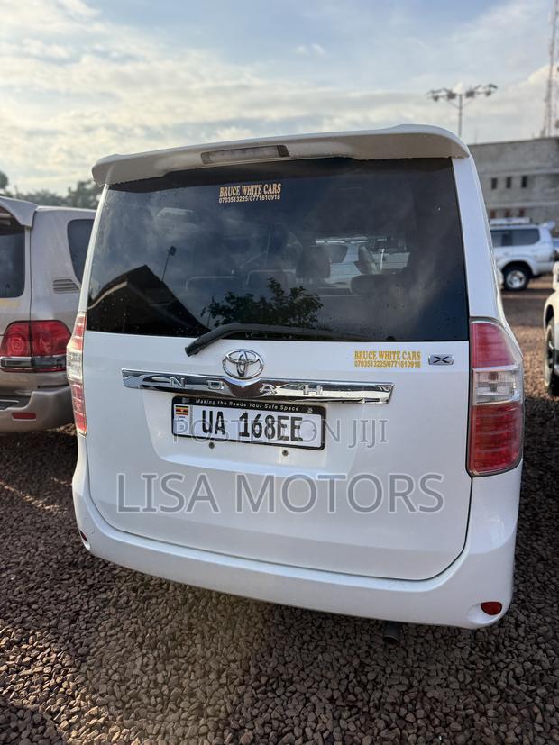 Toyota Noah 2.0 143hp AWD (8 Seater) 2009 White