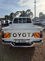 Toyota Hilux 2002 White for sale