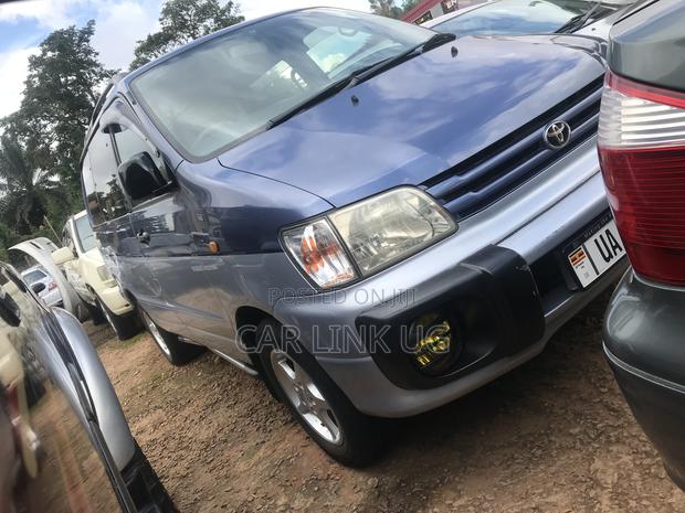 Toyota LiteAce Noah 2000 Blue