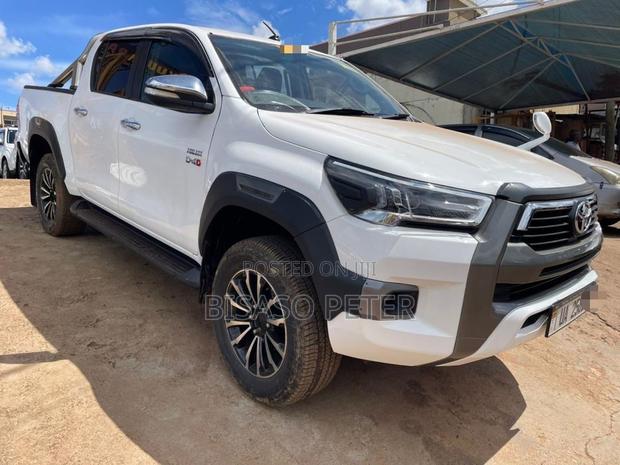 Toyota Hilux Revo Double Cab Deisel 2.4 AWD 2017 White