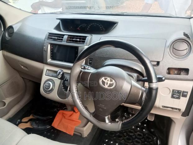 Toyota Passo Sette 2010 Silver