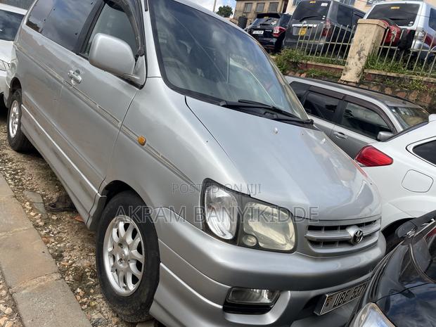 Toyota Noah 2002 Silver