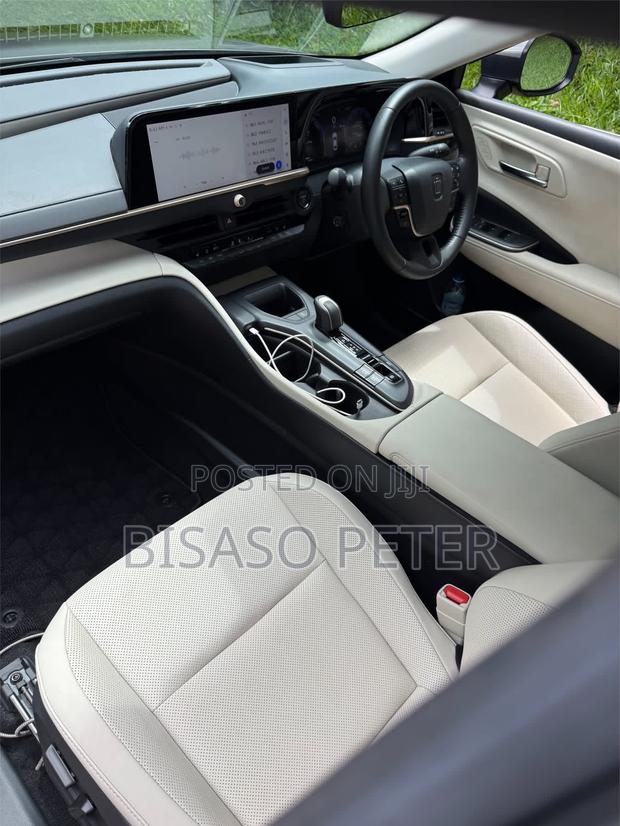 Toyota Crown 2023 Silver