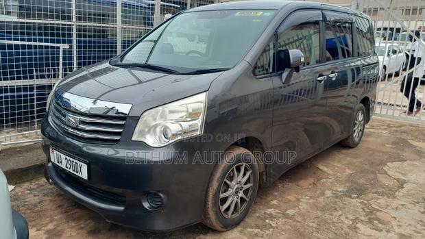 Toyota Noah 2.0 143hp FWD (7 Seater) 2011 Gray