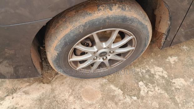 Toyota Noah 2.0 143hp FWD (7 Seater) 2011 Gray