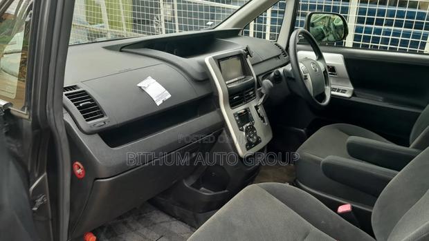 Toyota Noah 2.0 143hp FWD (7 Seater) 2011 Gray