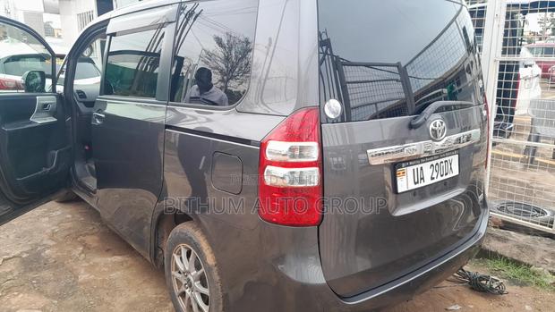 Toyota Noah 2.0 143hp FWD (7 Seater) 2011 Gray