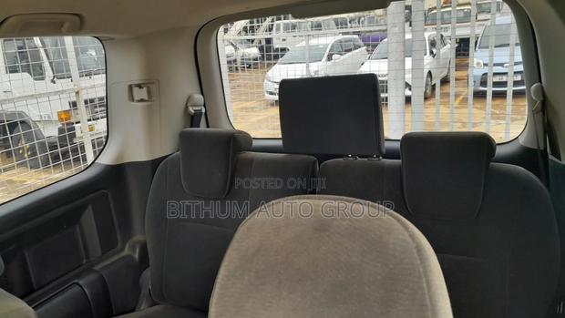 Toyota Noah 2.0 143hp FWD (7 Seater) 2011 Gray