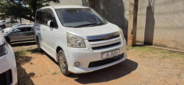 Toyota Noah 2010 White