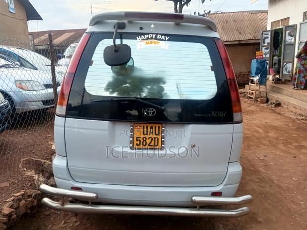 Toyota TownAce Noah 2000