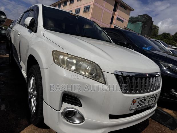 Toyota Vanguard 2010 White