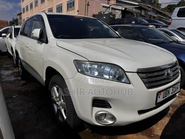 Toyota Vanguard 2010 White