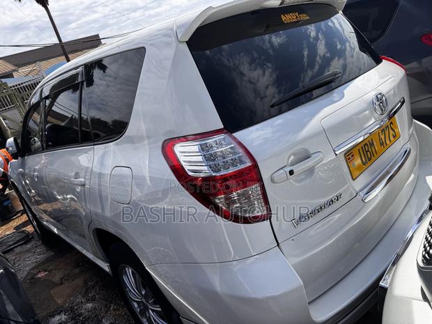 Toyota Vanguard 2010 White