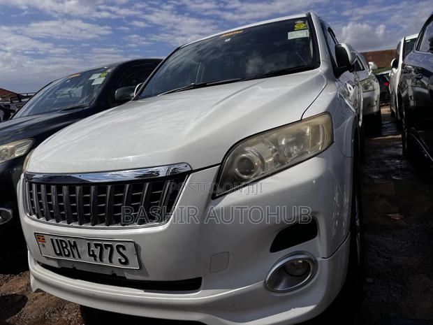 Toyota Vanguard 2010 White