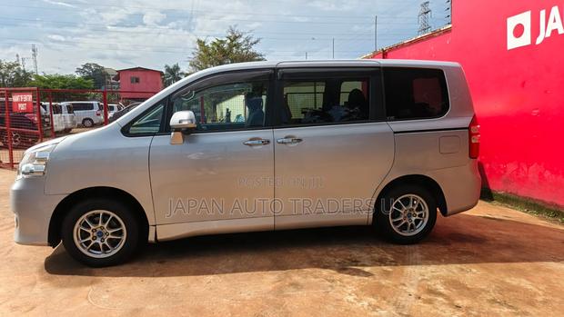 Toyota Noah 2.0 158hp FWD (7 Seater) 2013 Silver