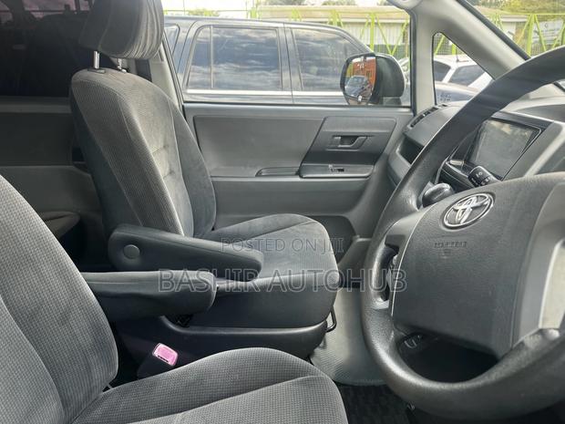 Toyota Noah 2009 Silver