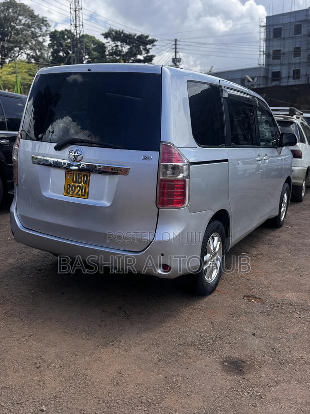 Toyota Noah 2009 Silver