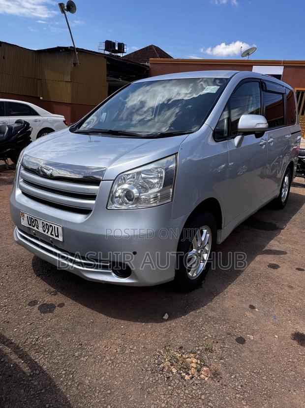 Toyota Noah 2009 Silver