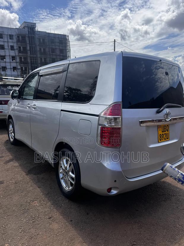 Toyota Noah 2009 Silver