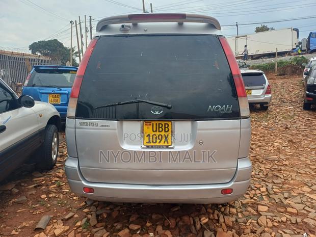 Toyota Noah 2001 Silver