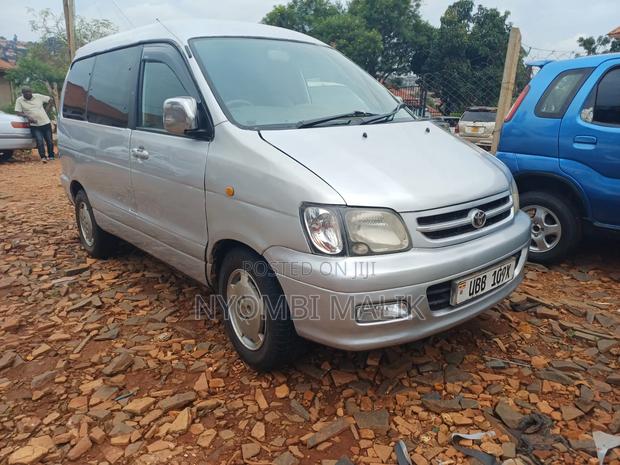 Toyota Noah 2001 Silver