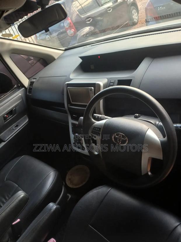Toyota Noah 2.0 158hp AWD (8 Seater) 2013 Silver