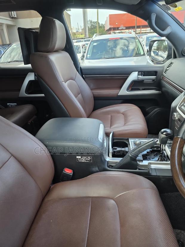 Toyota Land Cruiser 4.6 V8 ZX 2018 White