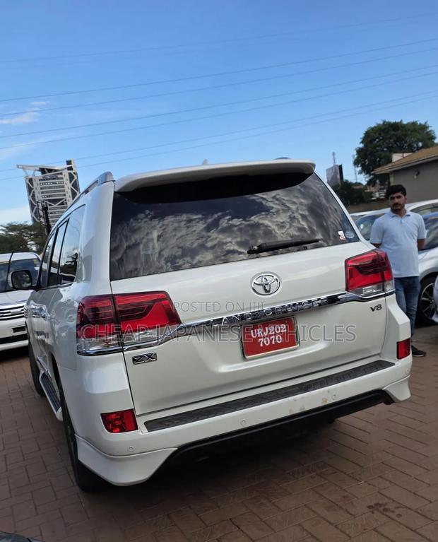 Toyota Land Cruiser 4.6 V8 ZX 2018 White