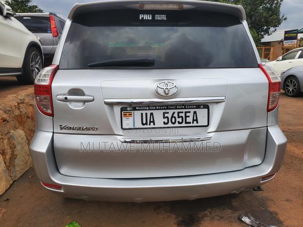 Toyota Vanguard 2010 Silver