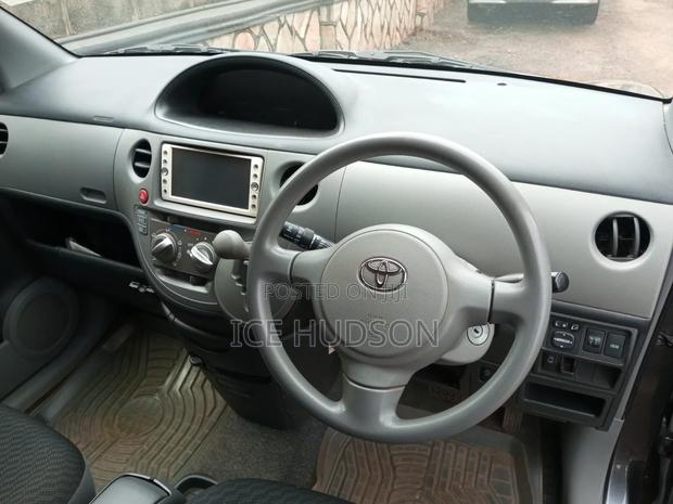 Toyota Sienta 2010 Gray
