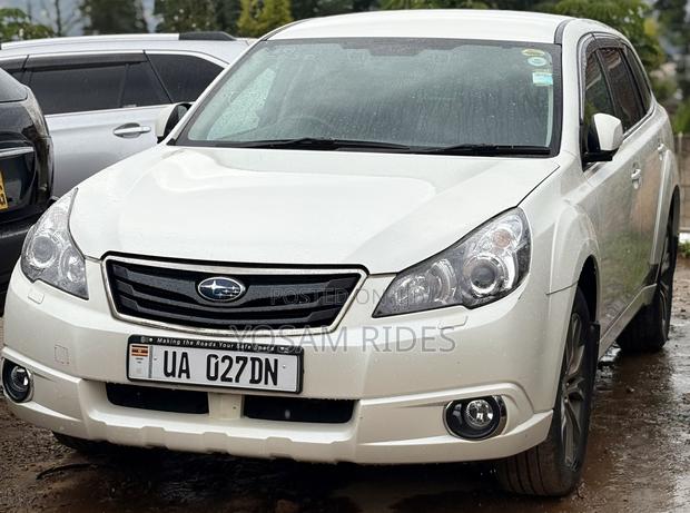 Subaru Outback 2.5i Premium 2011 White
