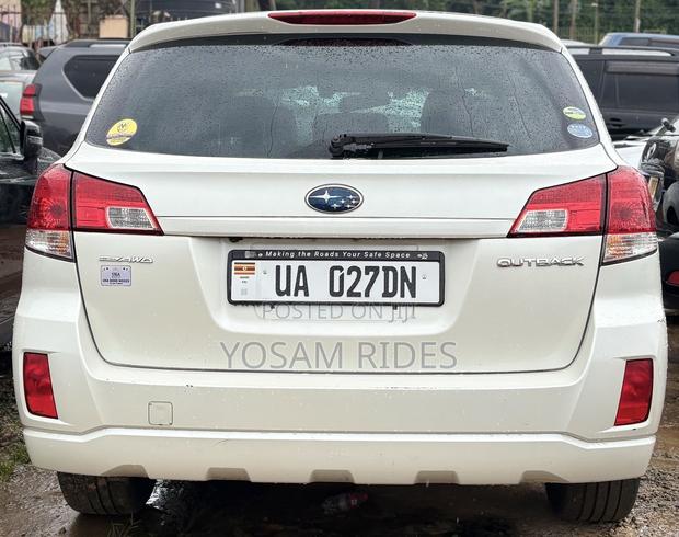 Subaru Outback 2.5i Premium 2011 White
