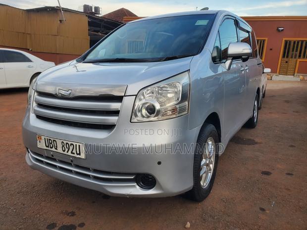 Toyota Noah 2009 Silver