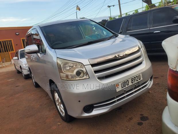 Toyota Noah 2009 Silver