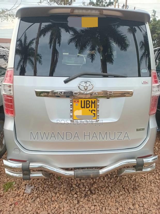 Toyota Noah 2009 Silver