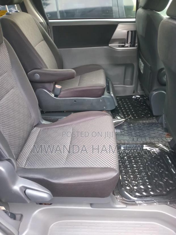 Toyota Noah 2009 Silver